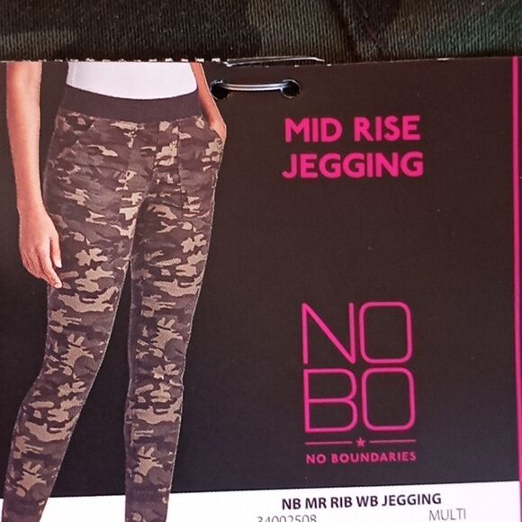 Women’s Juniors Camo Mid Rise Jeggings - Picture 5 of 5